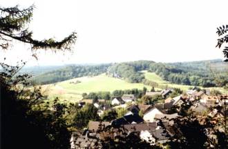 Das Dorf Aremberg vom Aufgang zur Ruine gesehen