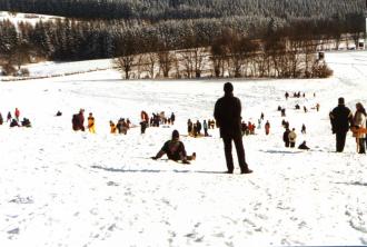 Da gibt es großen  Spaß auf der großen Rodelbahn für Jung und Alt